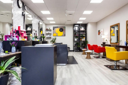 Intérieur lumineux d'un salon de coiffure avec fauteuils rouges et jaunes