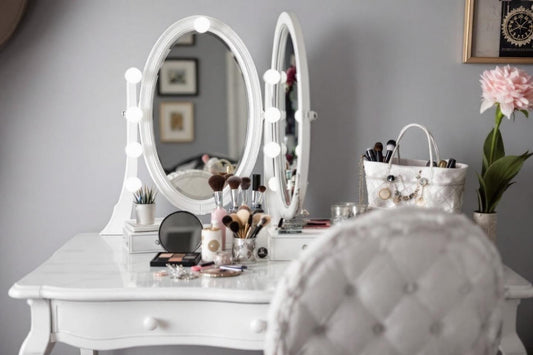 Coiffeuse blanche avec accessoires de maquillage et miroir à lumières